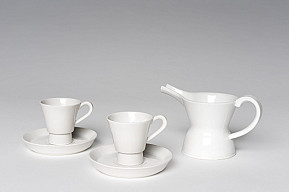 Mokkatasse mit Untertasse aus dem Mokkaservice "Bagdad", Entwurf von Gerhard Marcks, Hersteller: Staatliche Porzellanmanufaktur Berlin, 1930, Bauhaus-Archiv / Museum für Gestaltung © VG Bild-Kunst, Bonn Mokkatasse mit Untertasse aus dem Mokkaservice "Bagdad", Entwurf von Gerhard Marcks, Hersteller: Staatliche Porzellanmanufaktur Berlin, 1930, Bauhaus-Archiv / Museum für Gestaltung © VG Bild-Kunst, Bonn